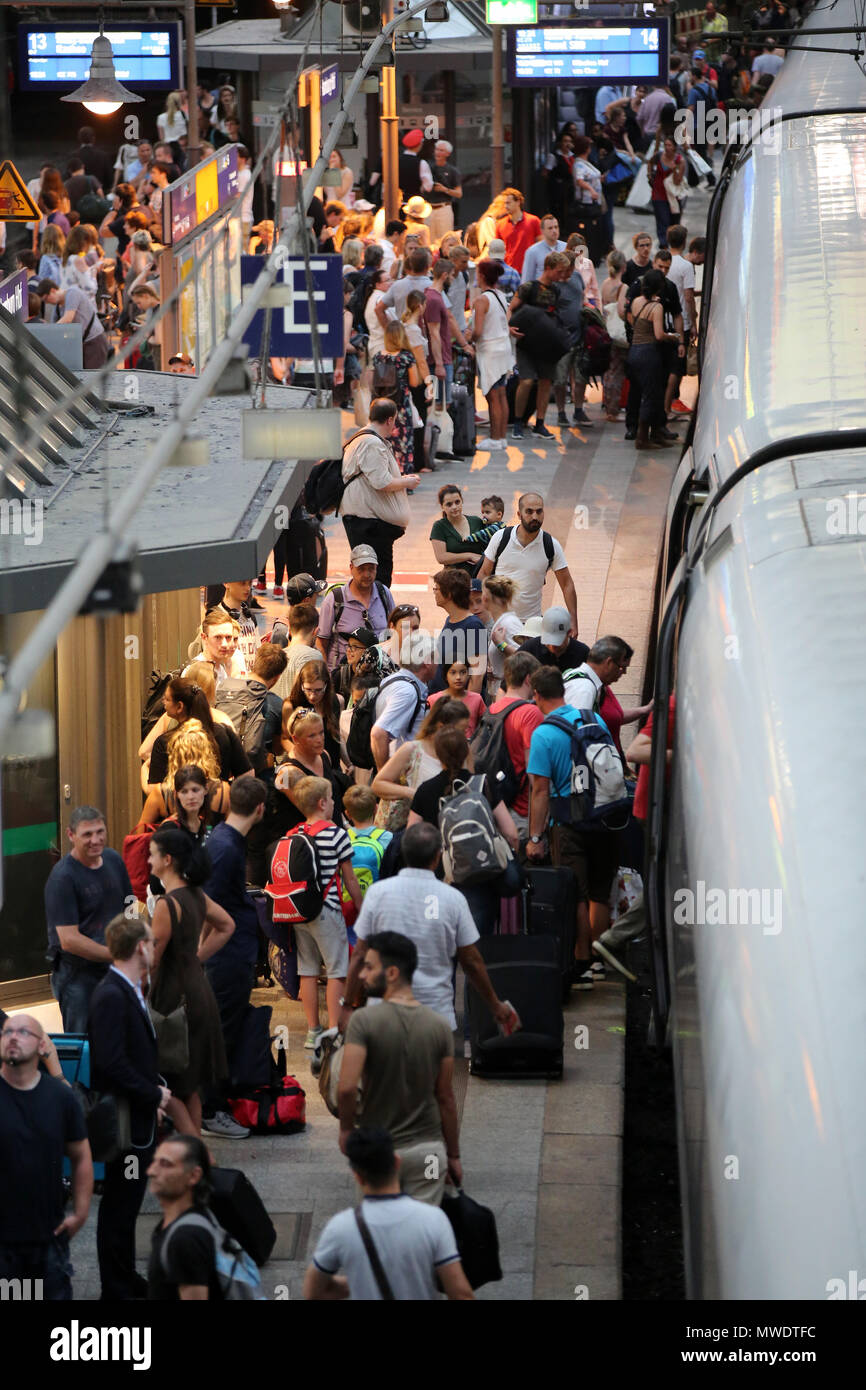 01 Juni 2018, Deutschland, Hamburg: Passagiere an Bord eines verspäteten Zug an der Hamburger Bahnhof. Aufgrund der Emission einer Kühlung Substanz, die Station war teilweise evakuiert. Foto: Bodo Marks/dpa Stockfoto