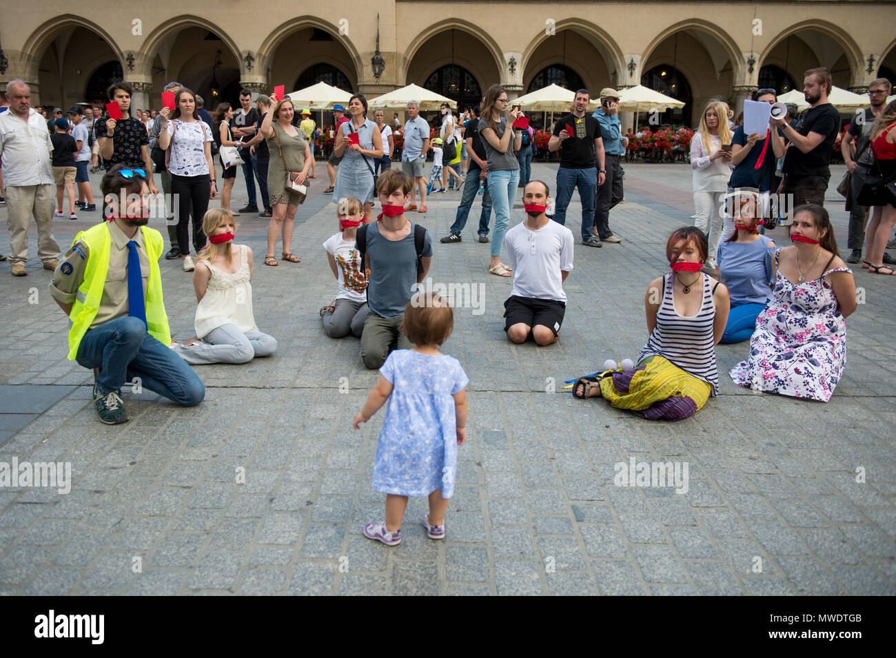 Krakau, Polen. 1. Juni 2018. Ein Kind schaut auf die Demonstranten, wie sie die Freigabe der Ukrainischen Filmemacher und Schriftsteller fordern, Oleg Sentsov am Hauptplatz in Krakau. Oleg Sentsov durch ein russisches Gericht am 25. August 2015 zu 20 Jahre für die Planung eines terroristischen Angriffs auf die Krim Halbinsel im Anhang durch Russland im April 2014 verurteilt wurde. Credit: Omar Marques/SOPA Images/ZUMA Draht/Alamy leben Nachrichten Stockfoto