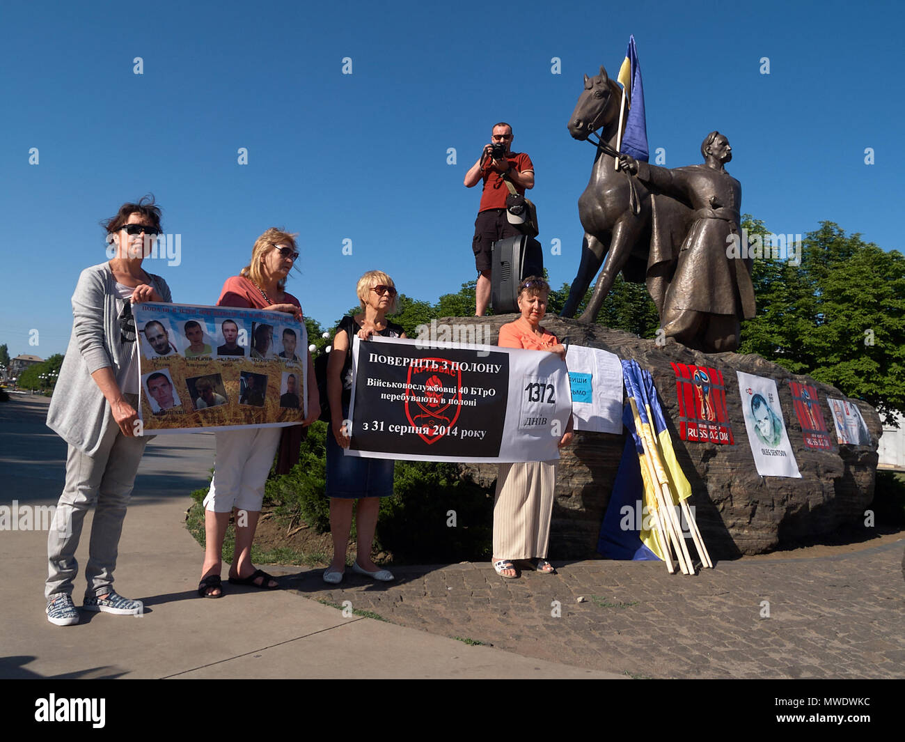Kryvyi Rih, Ukraine. 1. Juni 2018. Frauen mit Poster Nachfrage zurück aus der Gefangenschaft ukrainischen sodiers während der Aktion 'Frei' in Sentsov Kryvyi Rih (Ukraine) am 1. Juni, 2018 Credit: Dmytro Aliokhin/Alamy leben Nachrichten Stockfoto