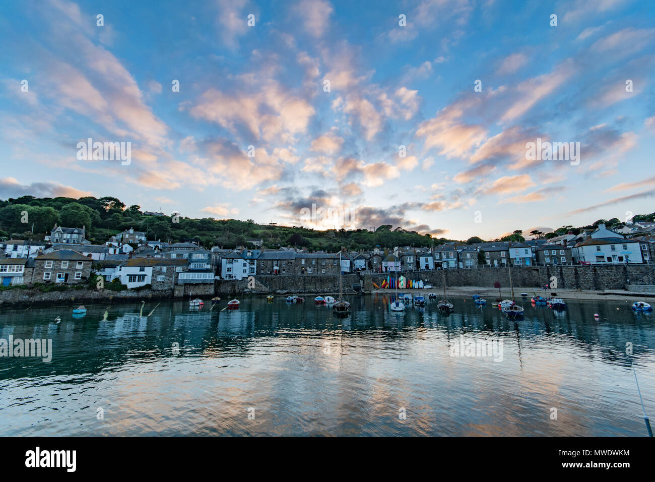 Fowey, Cornwall, UK. 1. Juni 2018. UK Wetter. Nach einem nassen Woche, endlich der Regen gelöscht bei Sonnenuntergang über Mousheole, am ersten Tag des meteorologischen Sommers. Foto: Simon Maycock/Alamy leben Nachrichten Stockfoto
