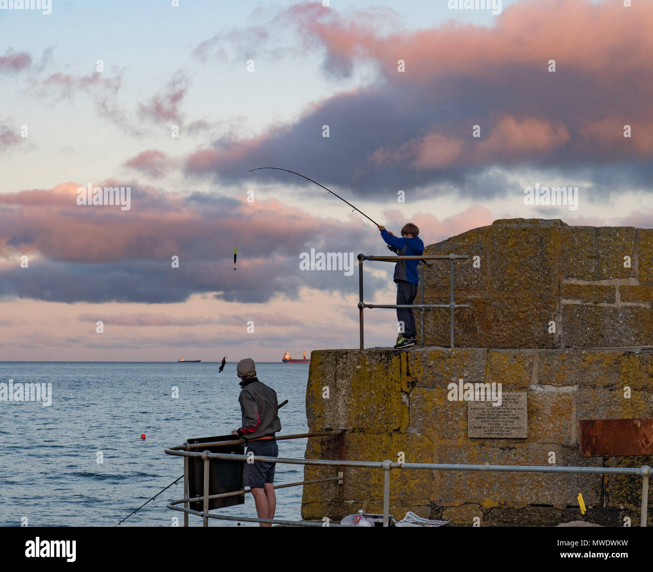 Fowey, Cornwall, UK. 1. Juni 2018. UK Wetter. Nach einem nassen Woche, endlich der Regen gelöscht bei Sonnenuntergang über Mousheole, am ersten Tag des meteorologischen Sommers. Foto: Simon Maycock/Alamy leben Nachrichten Stockfoto