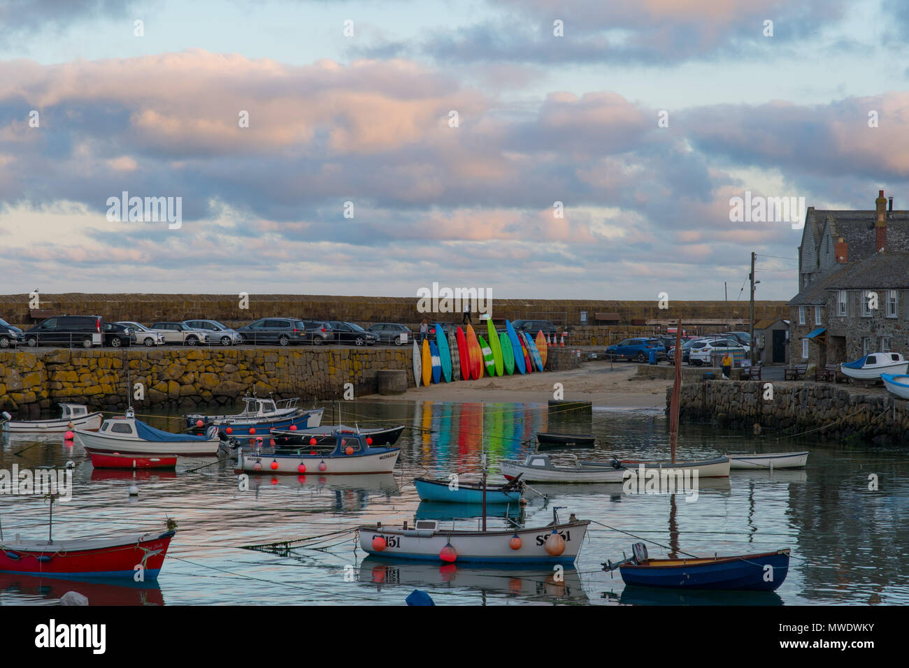 Fowey, Cornwall, UK. 1. Juni 2018. UK Wetter. Nach einem nassen Woche, endlich der Regen gelöscht bei Sonnenuntergang über Mousheole, am ersten Tag des meteorologischen Sommers. Foto: Simon Maycock/Alamy leben Nachrichten Stockfoto