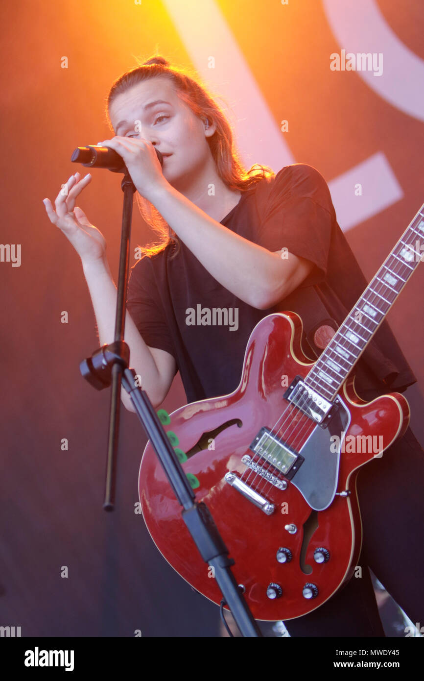Musikerin lotte -Fotos und -Bildmaterial in hoher Auflösung – Alamy