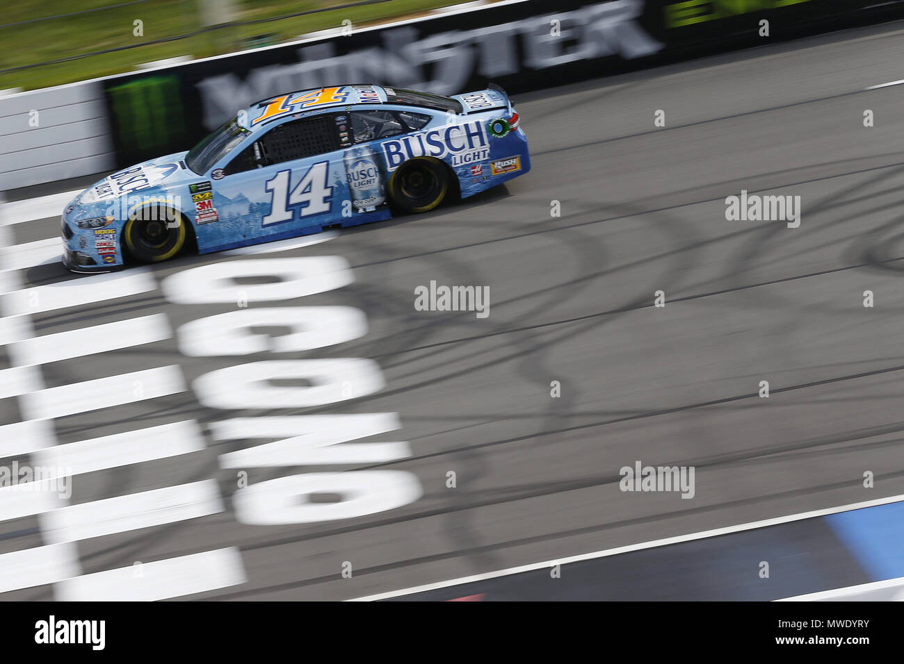 Lange Teich, Pennsylvania, USA. 1. Juni 2018. Clint Bowyer (14) bringt sein Auto auf der Frontstretch während qualifizieren für die Pocono 400 bei Pocono Raceway in langen Teich, Pennsylvania. Quelle: Chris Owens Asp Inc/ASP/ZUMA Draht/Alamy leben Nachrichten Stockfoto