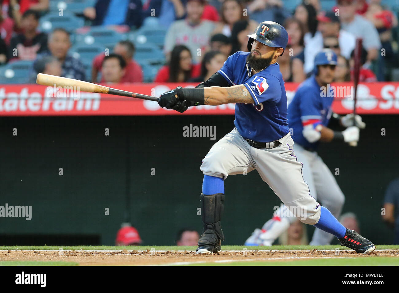 Kalifornien, USA. 1. Juni 2018. Texas Rangers zweiter Basisspieler Rougned Geruch (12) verdoppelt sich im Spiel zwischen den Texas Rangers und die Los Angeles Angels Anaheim Angel Stadium in Anaheim, CA, Fotograf: Peter Joneleit Credit: Cal Sport Media/Alamy leben Nachrichten Stockfoto