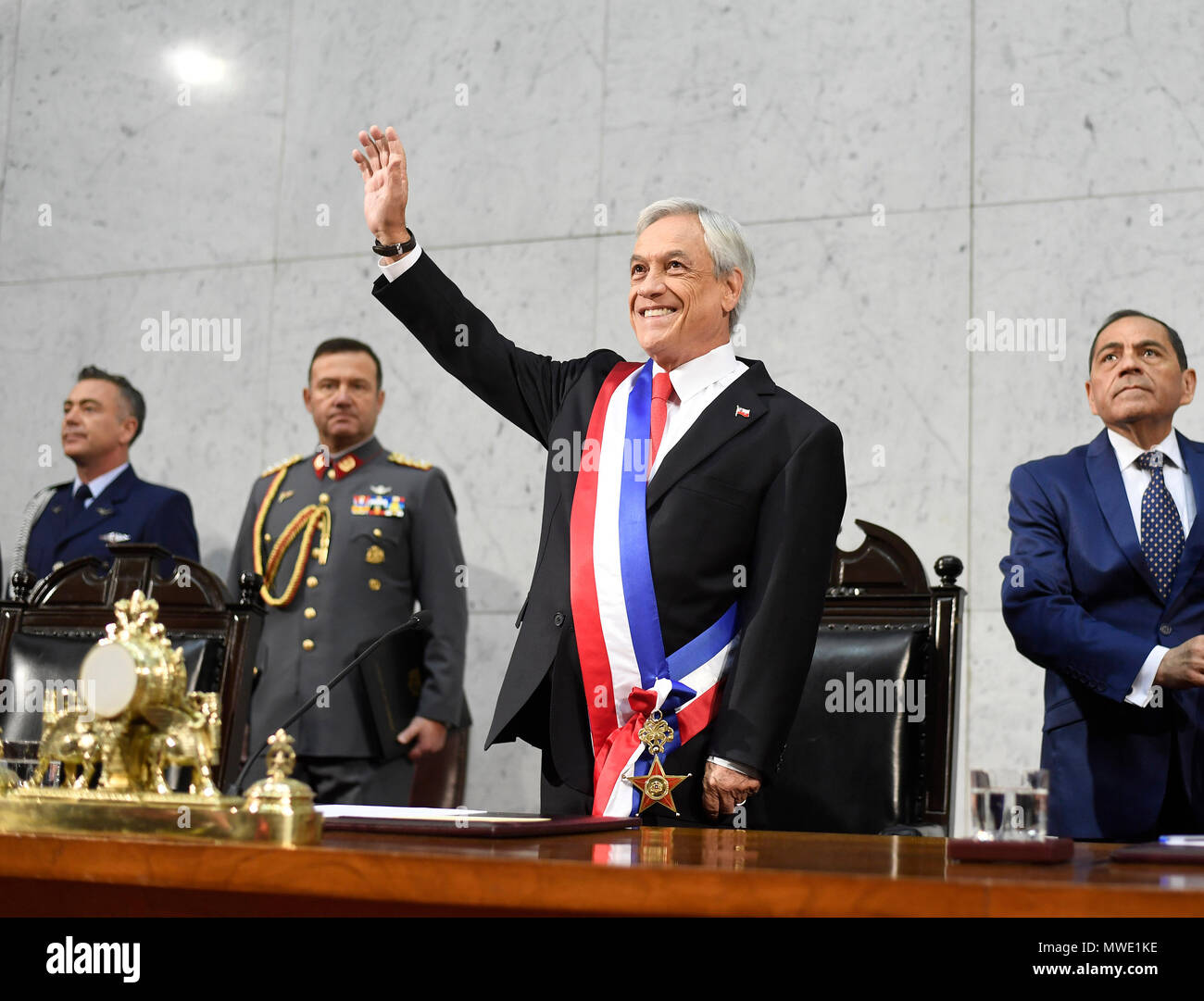 Valparaiso, Chile. 1. Juni 2018. Chilenische Präsident Sebastian Pinera (C) Wellen seine Hand während einer jährlichen Zustand der Nation Adresse in Valparaiso, Chile, 1. Juni 2018. Chile" will, kann und wird ein entwickeltes Land, 'chilenische Präsident Sebastian Pinera sagte während einer jährlichen Zustand der Nation am Freitag. Credit: Chilenische Präsidentenamt/Xinhua/Alamy leben Nachrichten Stockfoto