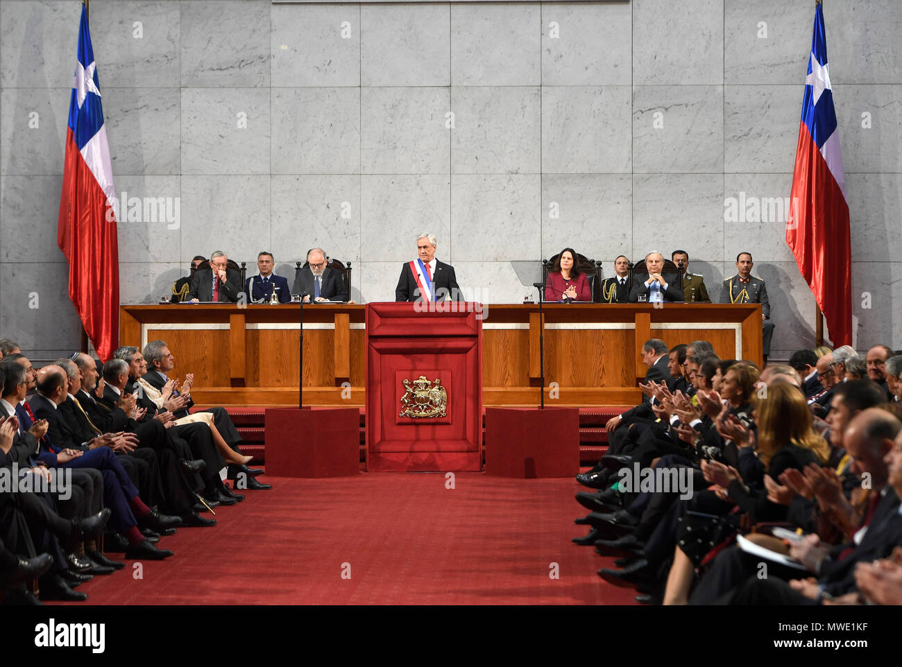 Valparaiso, Chile. 1. Juni 2018. Chilenische Präsident Sebastian Pinera (C) liefert eine Rede während einer jährlichen Zustand der Nation Adresse in Valparaiso, Chile, 1. Juni 2018. Chile" will, kann und wird ein entwickeltes Land, 'chilenische Präsident Sebastian Pinera sagte während einer jährlichen Zustand der Nation am Freitag. Credit: Chilenische Präsidentenamt/Xinhua/Alamy leben Nachrichten Stockfoto