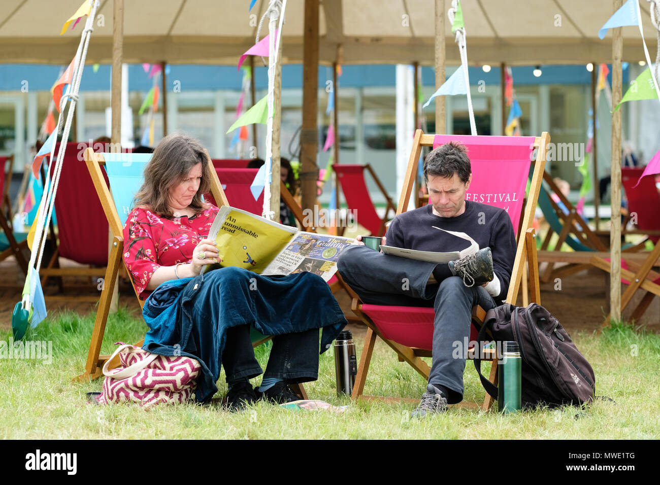 Das Heu, das auf Wye, UK. 2. Juni 2018. Hay Festival. Frühe Ankunft für ein Wochenende im Hay Festival genießen Sie eine Chance zu sitzen und auf das Festival Rasen lesen, bevor die ersten Veranstaltungen um 10:00 Uhr - Foto Steven Mai/Alamy Live News Start Stockfoto
