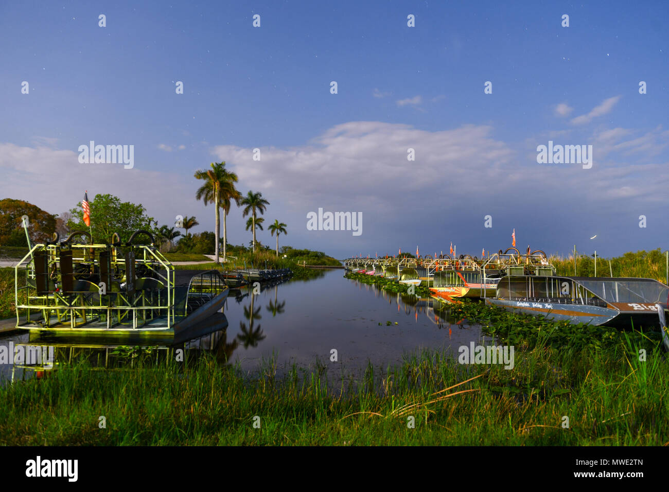 Geparkt, Boote im tropischen Florida Everglades bei Nacht Stockfoto