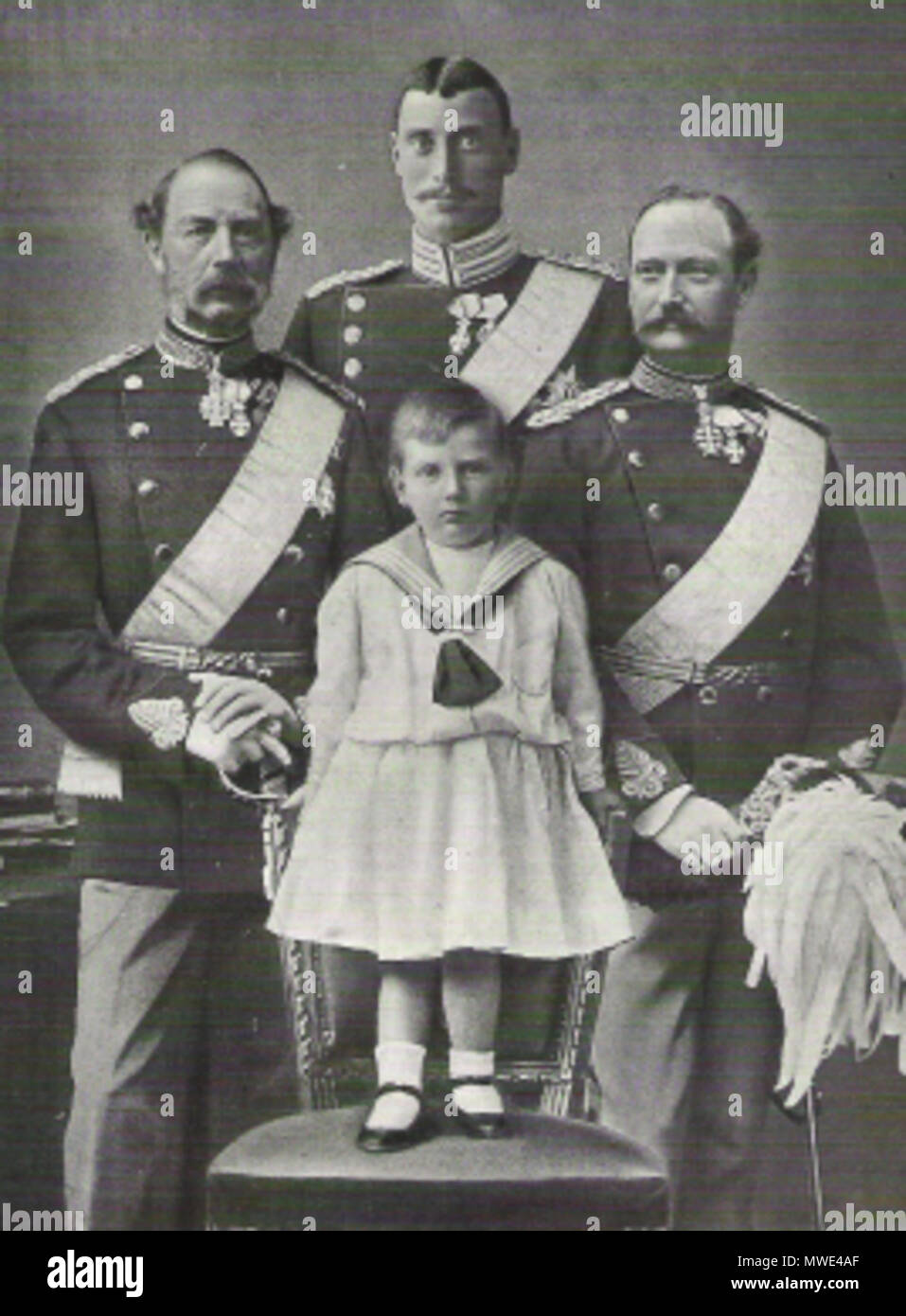 . Englisch: Ein sehr bekanntes Bild in der dänischen Geschichte Bücher. Die Leitung zum Thron nach Christian IX beginnt, ein wenig überfüllt zu sein. Christian IX, Prinz Christian (X), Kronprinz Frederik (VIII) und der kleine Prinz Frederik (IX) im Jahr 1903. Dansk: Feuer konger, der fik Stor betydning für Det Danske folkestire: Christian 9. Øverst til Venstre administrerede 1866-i grundloven samarbejde Med partiet Højre, Frederik 8. Øverst til højre accepterede Systemskiftet, Christian 10. Øverst i midten forsøgte sig Med et mislykket statskup (Påskekrisen), mens Frederik 9. blev den første, der accepte Stockfoto