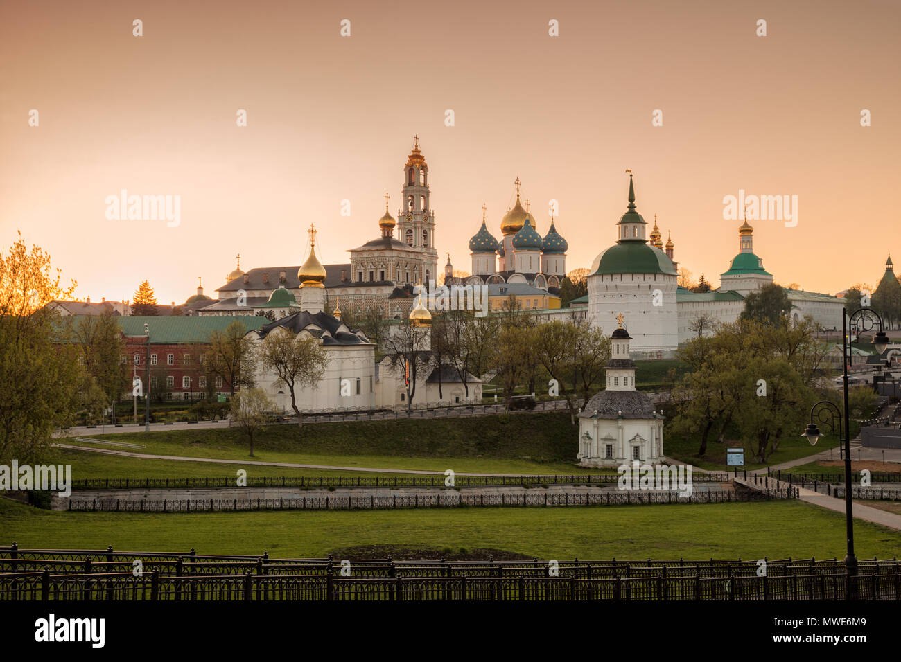 Panoramablick auf die Trinity-Sergius Lawra bei Sonnenuntergang. Sergiev Posad, Moskauer Gebiet, Russland Stockfoto