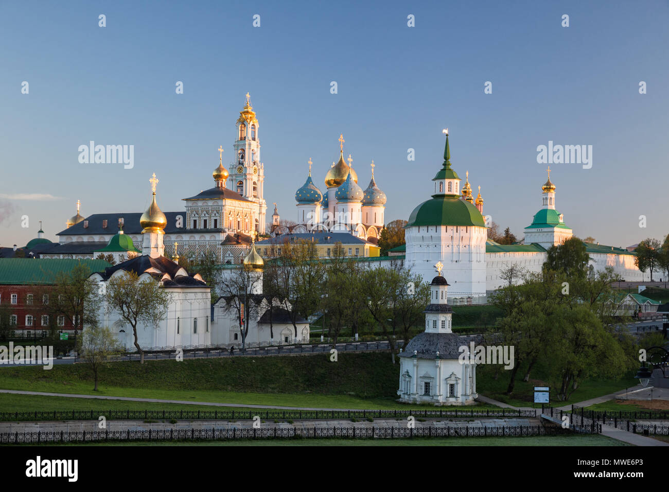 Panoramablick auf die Trinity-Sergius Lavra in der Früh in der Morgendämmerung. Sergiev Posad, Moskauer Gebiet, Russland Stockfoto