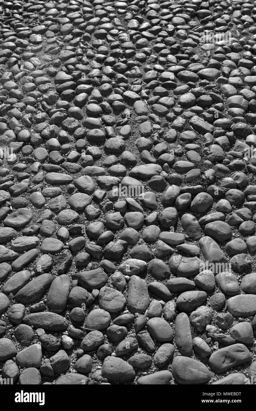 Pflaster aus Natursteinen auf dem Domplatz in Asti, Piemont, Italien. Stockfoto