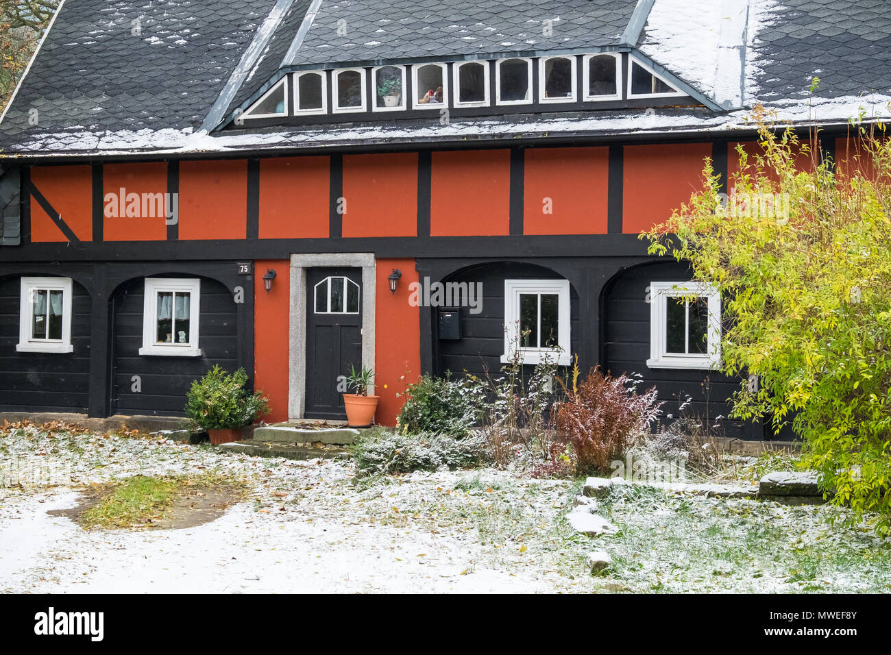 Historische Umgebindehäuser in Waltersdorf Zittauer Gebirge Stockfoto