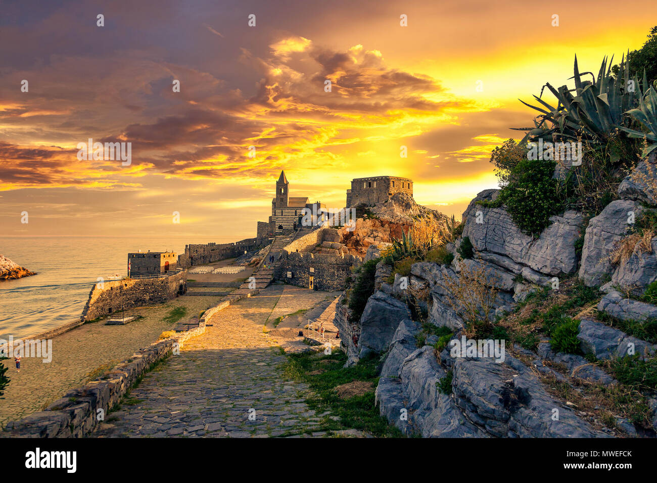 Die alte mittelalterliche Burg in der italienischen Stadt von Porto Venere bei Sonnenuntergang Stockfoto