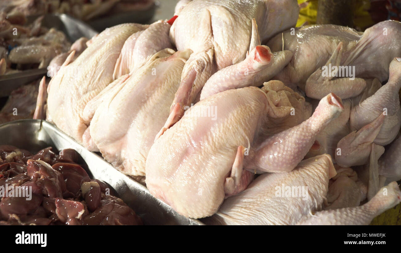 Frisches Huhn am Markt. Frische Hähnchen für Verkauf in einer Metzgerei. Gerupftes Huhn auf dem Markt. Stockfoto