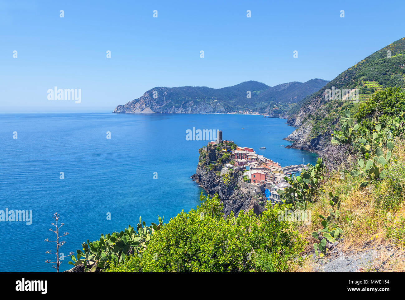 Panorama der Cinque Terre. Im Vordergrund der Stadt Vernazza. Stockfoto