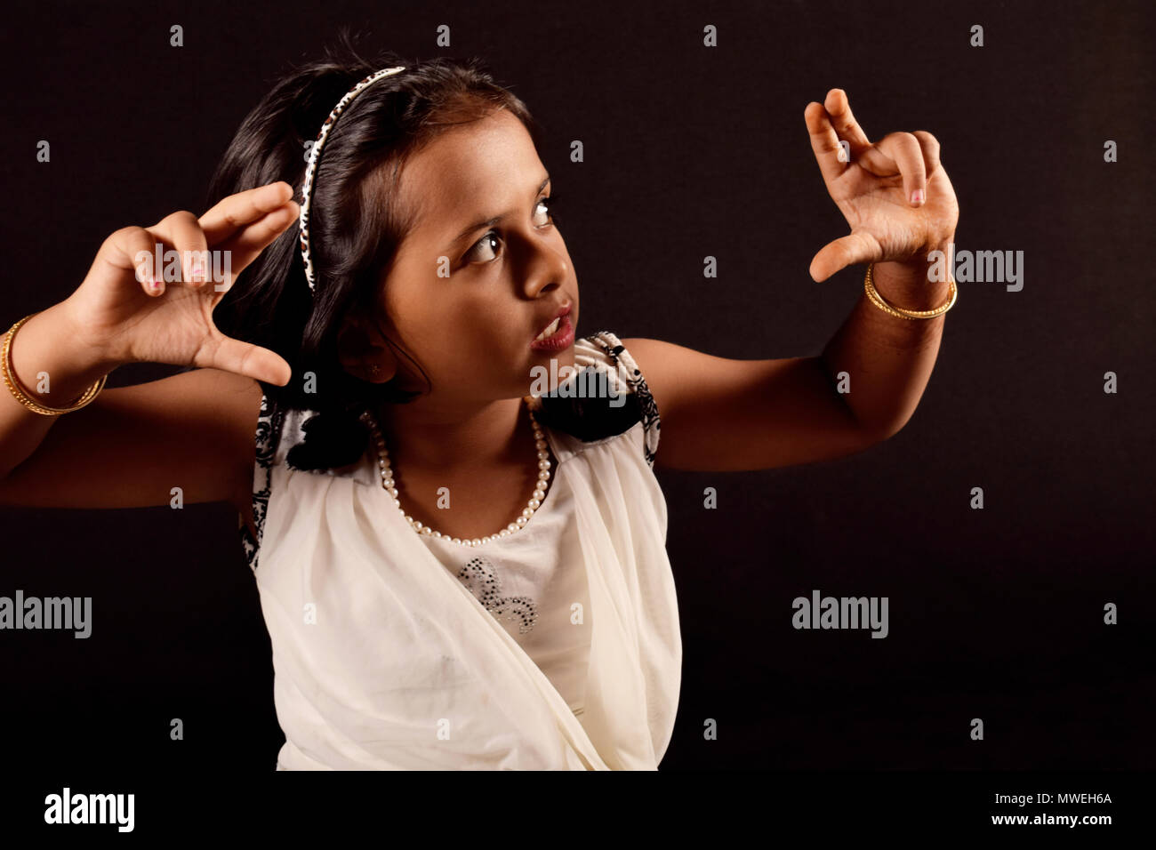 Kleines Mädchen mit ausgestreckten Hand etwas sagen, Pune Stockfoto