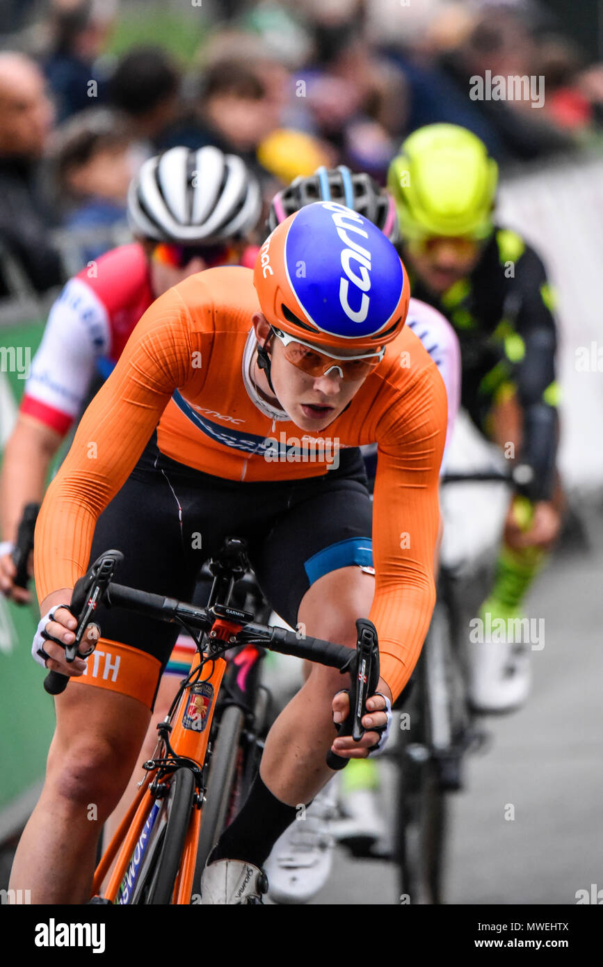 Reiter von Holdsworth Pro Racing racing in der Elite der Männer 2018 OVO Energy Tour Serie Radrennen im Wembley, London, UK. Runde 7 Bike Race. Stockfoto