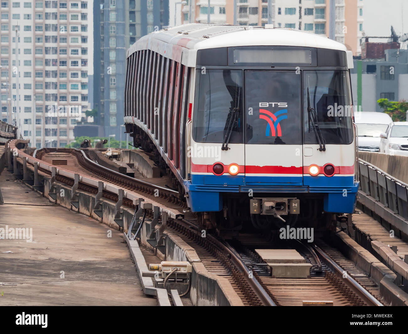 Bangkok ist der Bau neuer S-Bahnlinien in schnellem Tempo. Hier ist ein vier Pkw Bahn eines der ersten Zeilen, die BTS Silom Line, überqueren die Chao Stockfoto