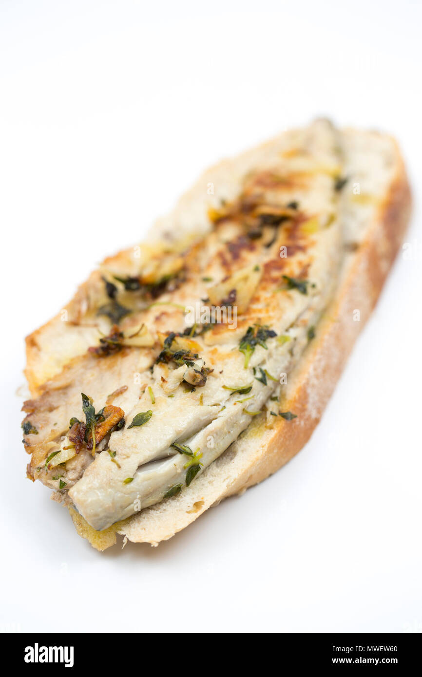 Ein Sandwich, bestehend aus einem makrelenfilet aus einer Makrele Scomber scombrus, gefangen von Chesil Beach in Dorset an der Stange und Linie. Es hat fr. Stockfoto