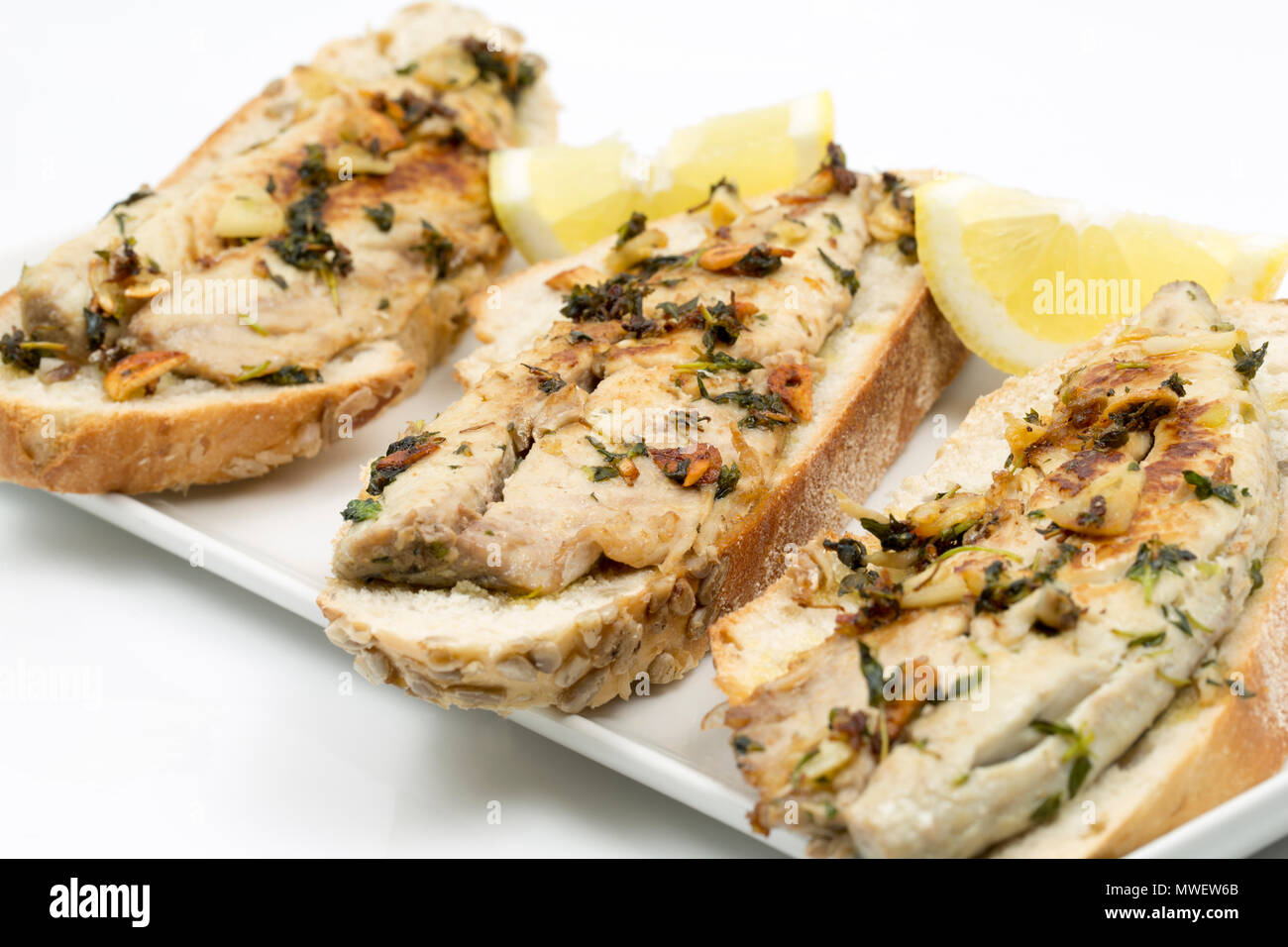 Sandwiches mit Makrelen aus Öffnen, Makrele Scomber scombrus, gefangen von Chesil Beach in Dorset an der Stange und Linie. Sie haben fr. Stockfoto