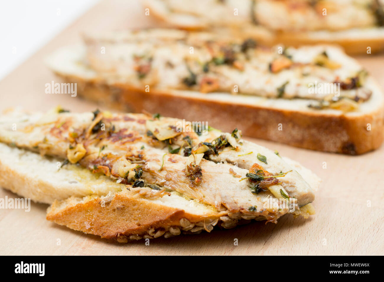 Sandwiches mit Makrelen aus Öffnen, Makrele Scomber scombrus, gefangen von Chesil Beach in Dorset an der Stange und Linie. Sie haben fr. Stockfoto