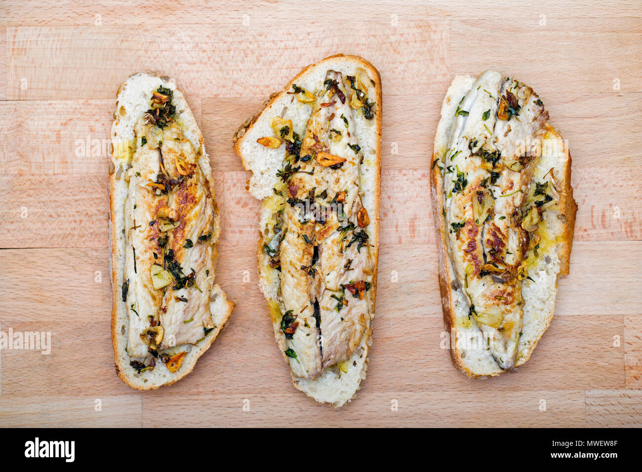 Sandwiches mit Makrelen aus Öffnen, Makrele Scomber scombrus, gefangen von Chesil Beach in Dorset an der Stange und Linie. Haben Sie Fr.. Stockfoto