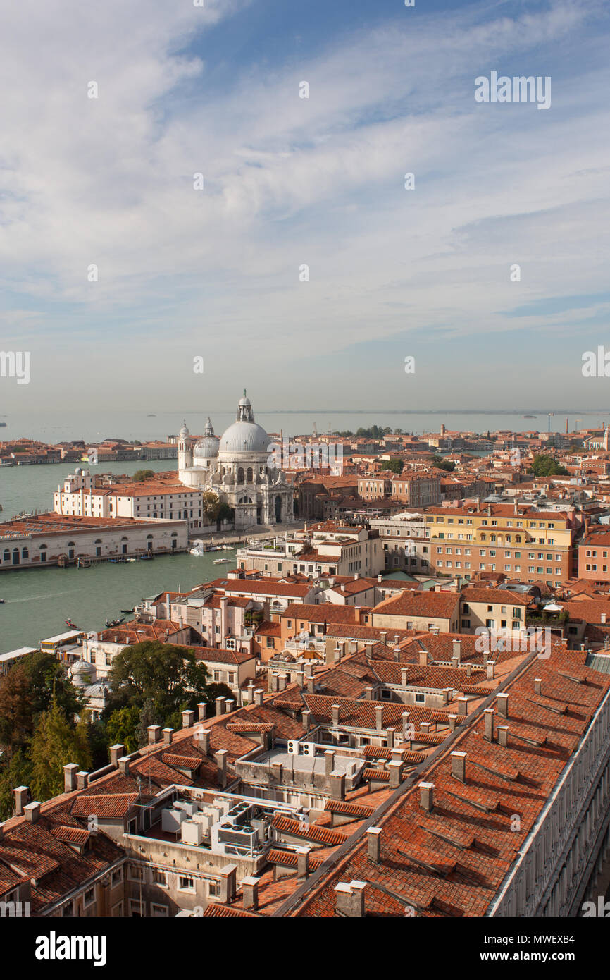 Blick über die Stadt Venedig, Italien ab St Mark's Basilika. Die Kirche von Santa Maria della Salute und den Canal Grande sind im Hintergrund sichtbar. Stockfoto