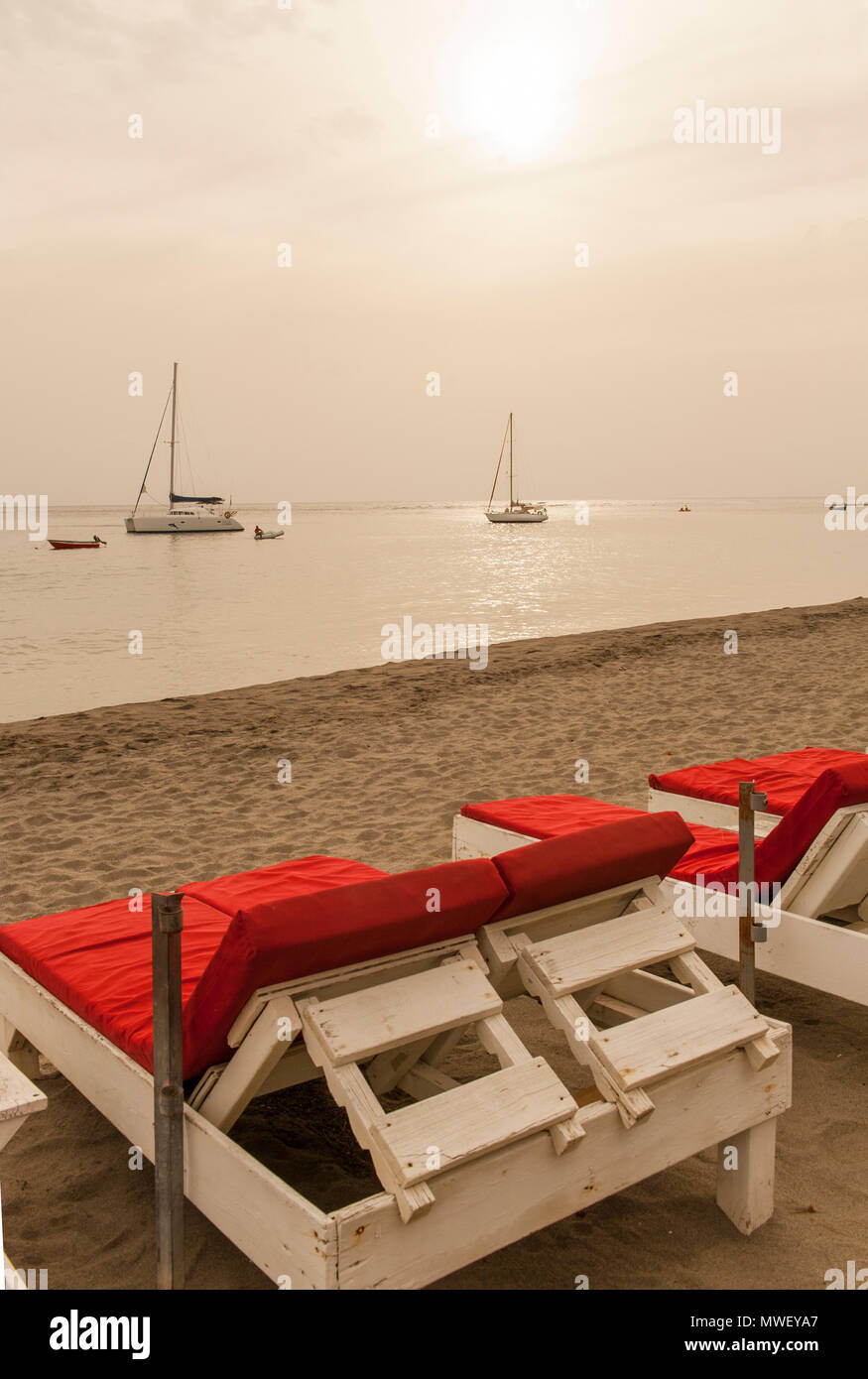 Sunbets am Strand, bis durch die beliebte Strandrestaurant Le Petitbonum, Le Carbet, Martinique eingestellt Stockfoto