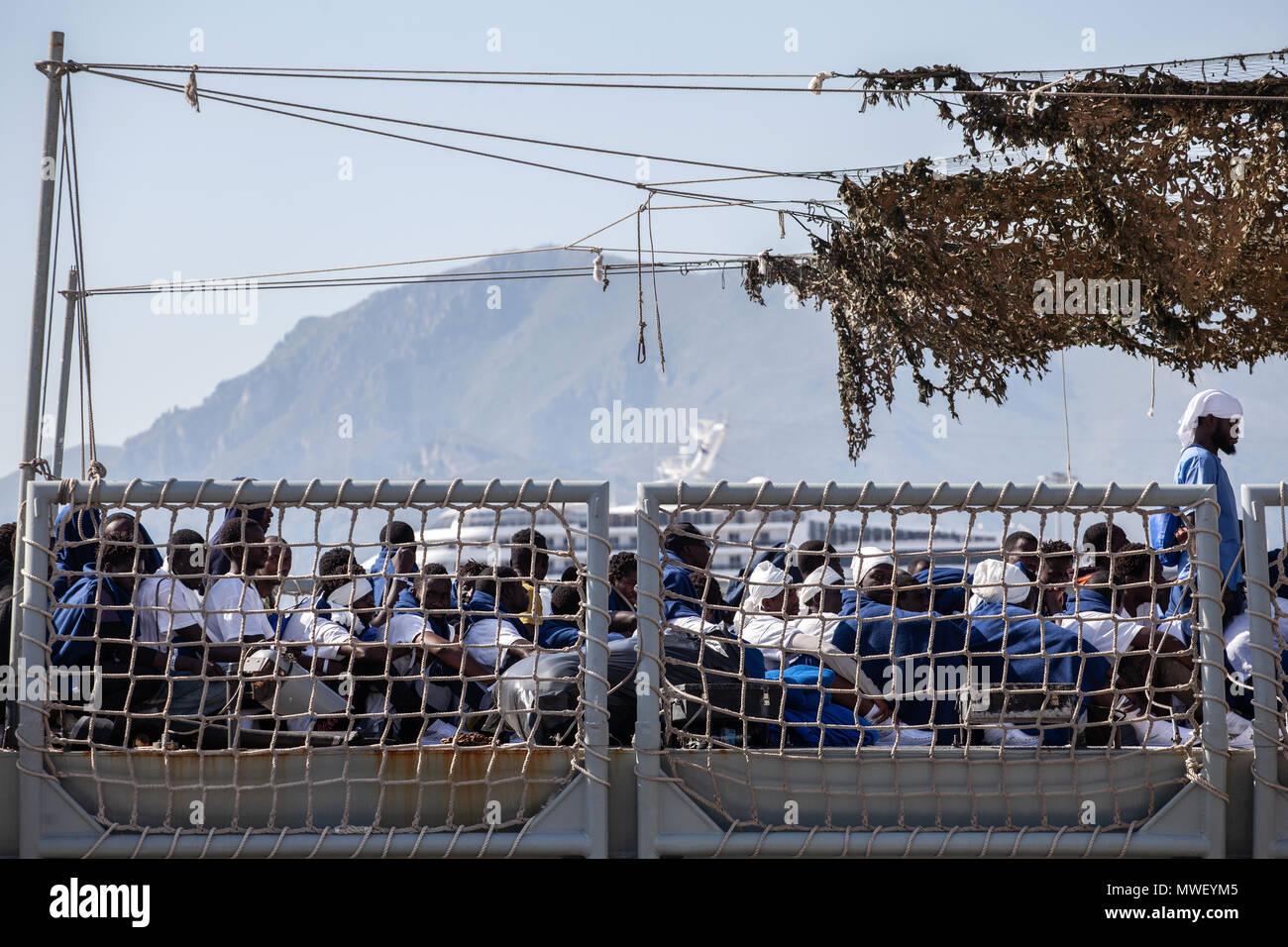 Palermo, die Stufen der ausschiffung von 592 Migranten in den Hafen von Palermo von der spanischen Schiff Numancia. Stockfoto