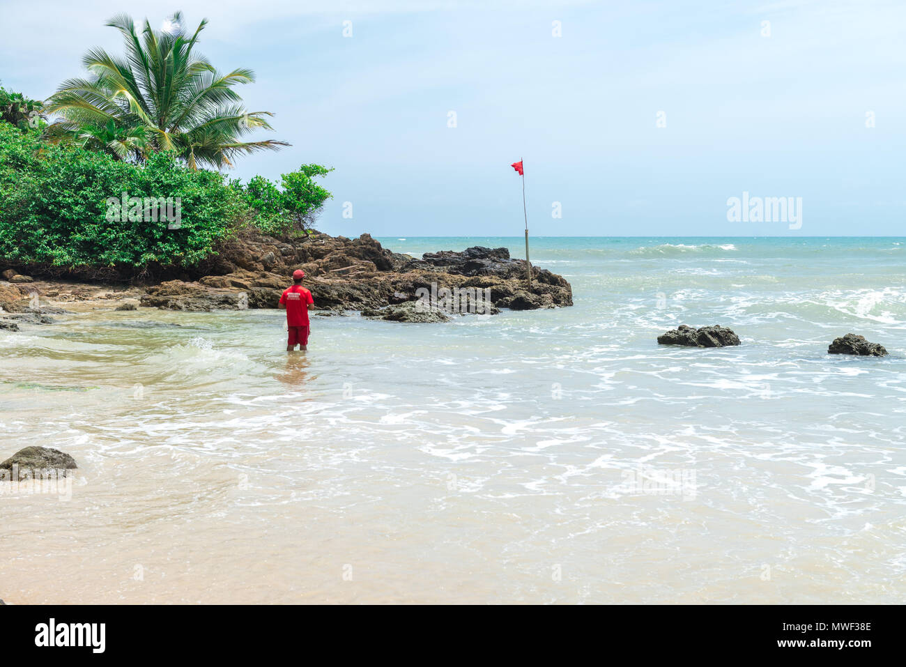 Itacaré, Brasilien - 7. Dezember 2016: Fischer am wunderschönen Strand und Natur in der Nähe von Itacaré in Bahia Brasilien Stockfoto