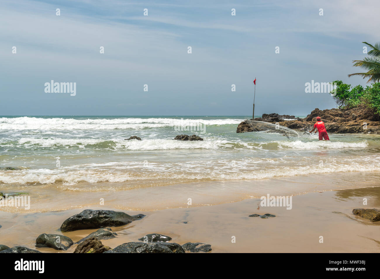 Itacaré, Brasilien - 7. Dezember 2016: Fischer am wunderschönen Strand und Natur in der Nähe von Itacaré in Bahia Brasilien Stockfoto