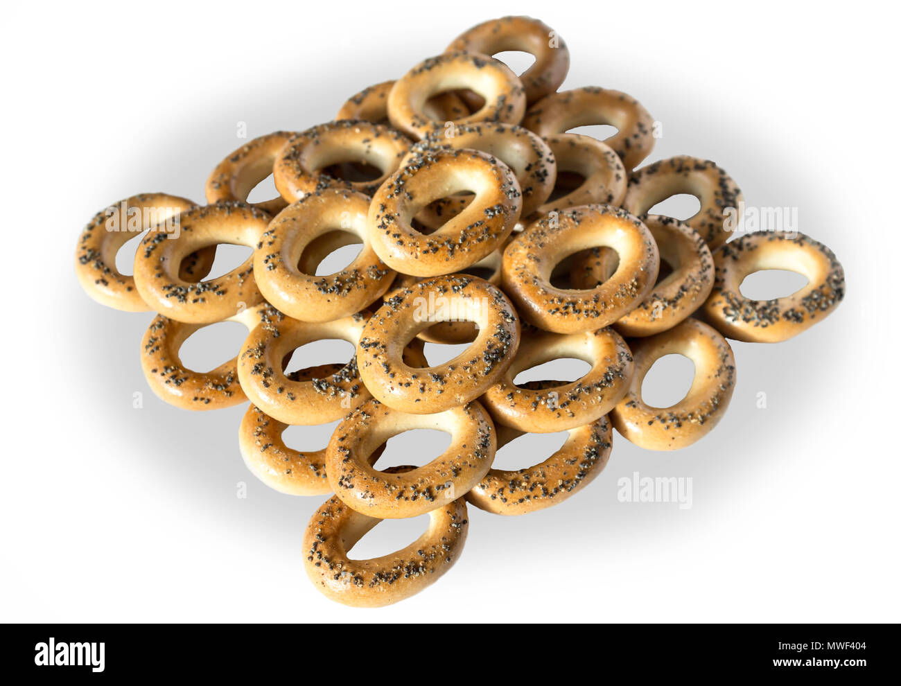 Ein Foto von Bagels mit Mohn. Bagels sind in einer Pyramide gestapelt. Isoliert Foto auf dem weißen Hintergrund für Site über Küche, Lebensmittel, Traditionen. Stockfoto