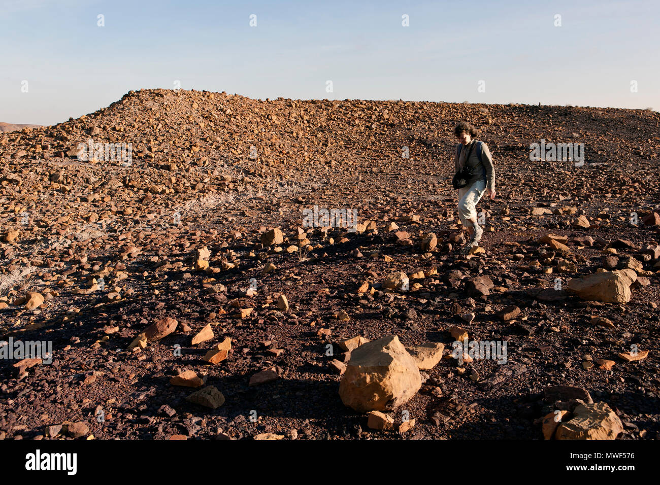 Frau zu Fuß in den Bereich der Verbrannte Berg Twyfelfontein Damaraland Namibia Stockfoto