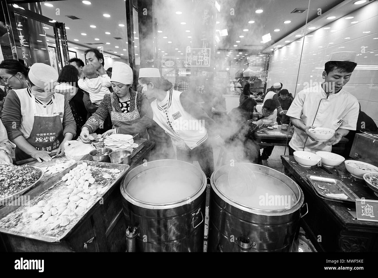 Xian, China - 5. Oktober 2017: Street Food Vorbereitung im muslimischen Viertel, bekannten Tourismus Seite berühmt für seine Kultur und Essen. Stockfoto