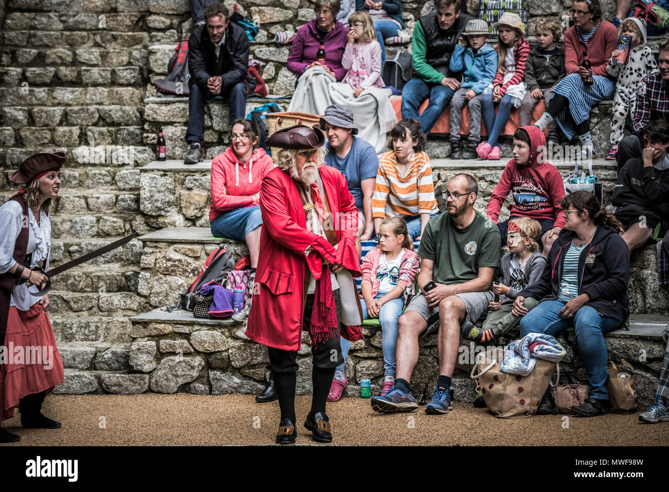 Handeln - Ein amateur Drama Group in einer Performance im Trebah Garten Amphitheater in Cornwall. Stockfoto