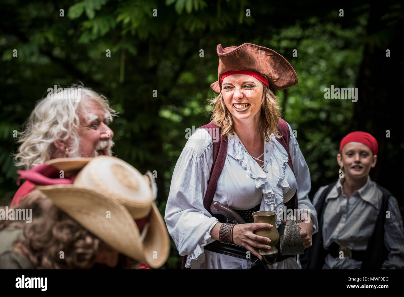 Handeln - Ein amateur Drama Group in einer Performance im Trebah Garten Amphitheater in Cornwall. Stockfoto