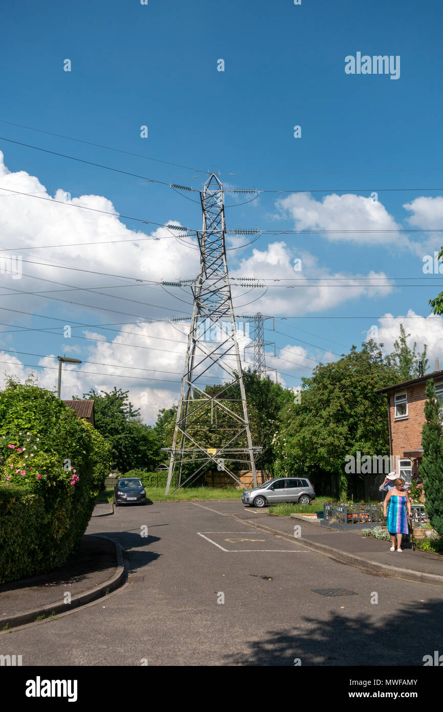 Ein Strom Pylon in der Nähe von Wohnimmobilien in Staines Thames, England. Stockfoto