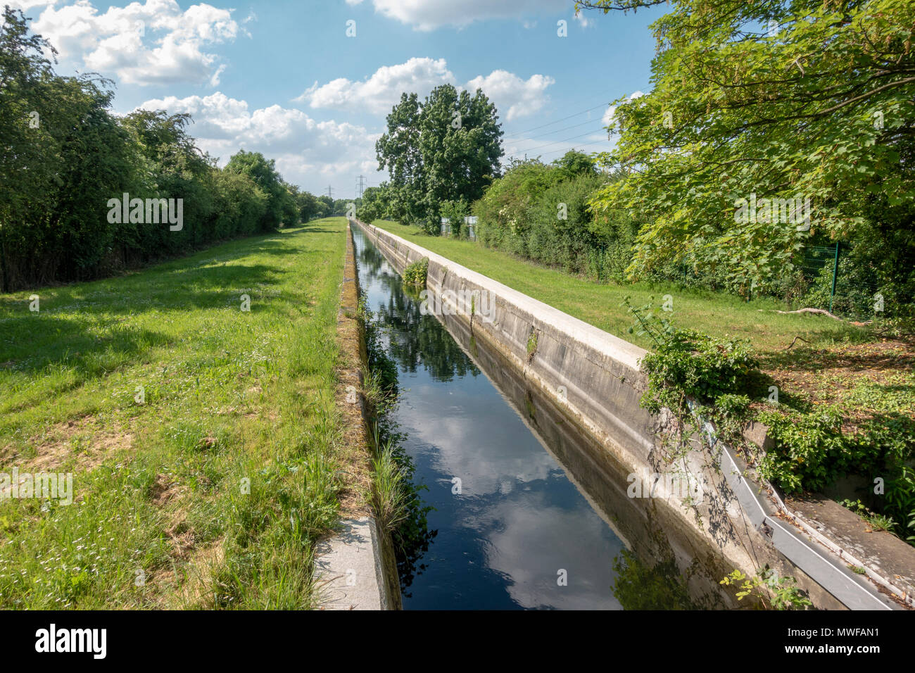 Ein Abschnitt der Staines Behälter Aquädukt in Staines Thames, England. Stockfoto
