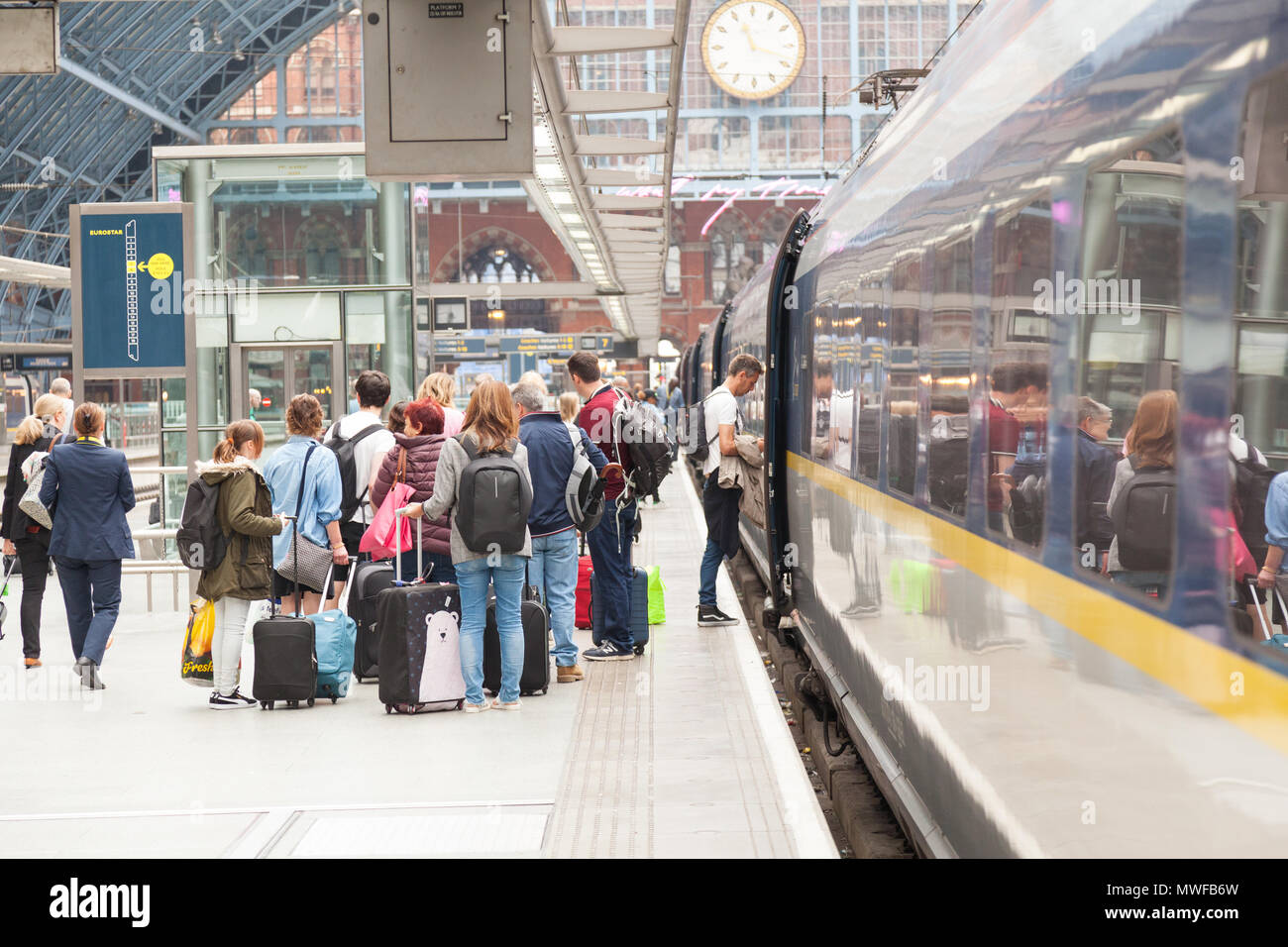 Die Fluggäste einen Zug bei Eurostar Bahnhof St. Pancras, Euston Road, Kings Cross, London, UK Stockfoto