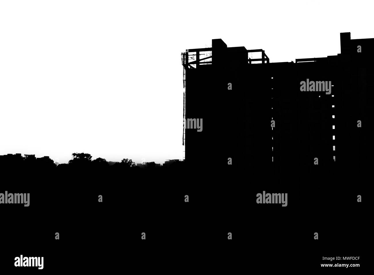 Silhouette der Baustelle bei Sonnenuntergang Stockfoto