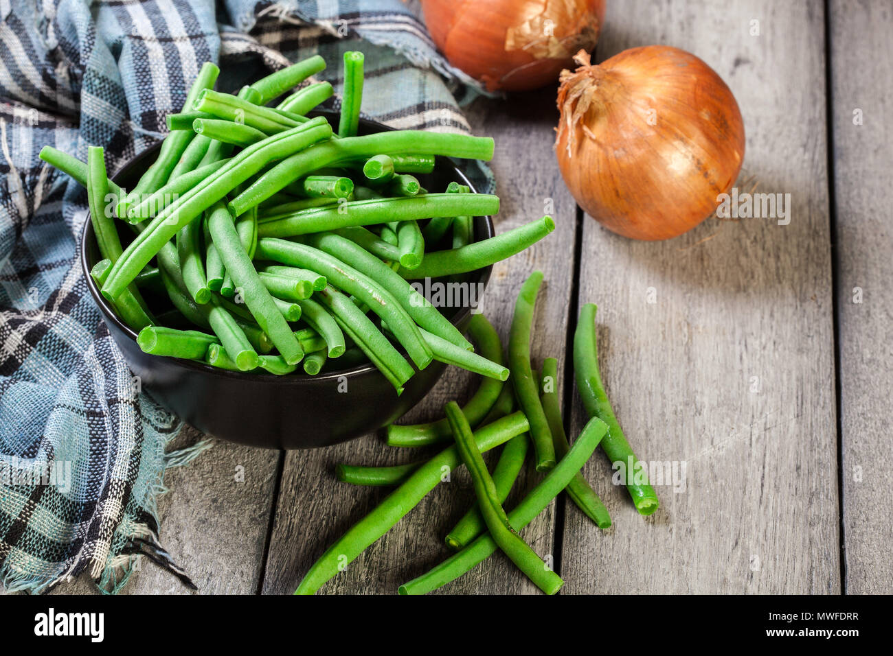 Rohe grüne Bohnen in einem schwarzen Teller. Gesundes Essen. Ansicht von oben Stockfoto