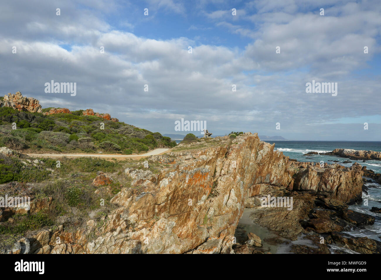 Dramatische Felsen, Meer und blauem Himmel entlang der Klippen von Hermanus an der Garden Route, Südafrika Stockfoto