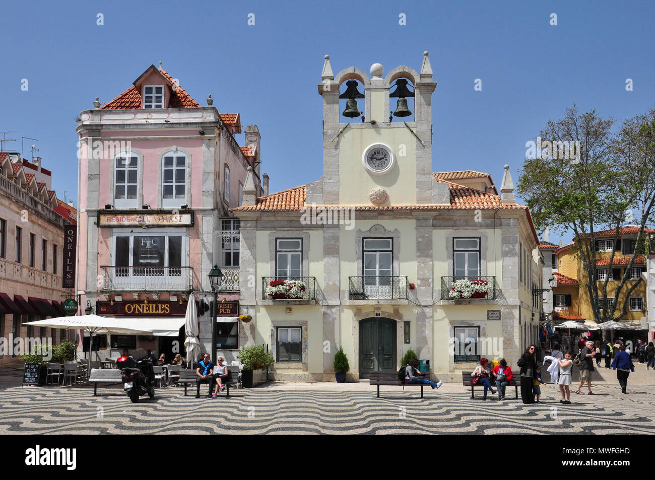 Der zentrale Stadtplatz mit öffentlichen Haus und Kirche, in der Nähe von Cascais (Lissabon), Portugal Stockfoto
