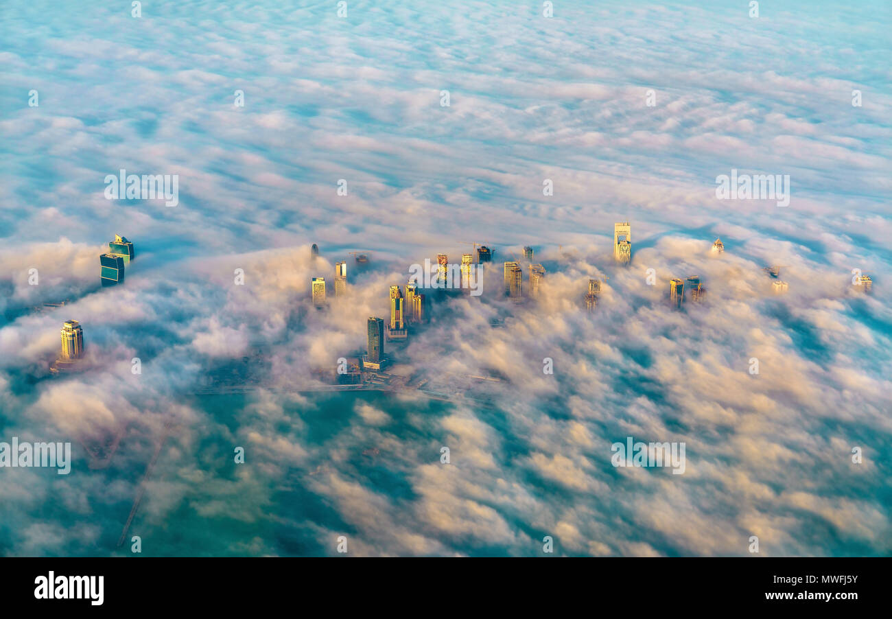 Luftaufnahme von Doha durch den Morgennebel - Katar am Persischen Golf Stockfoto