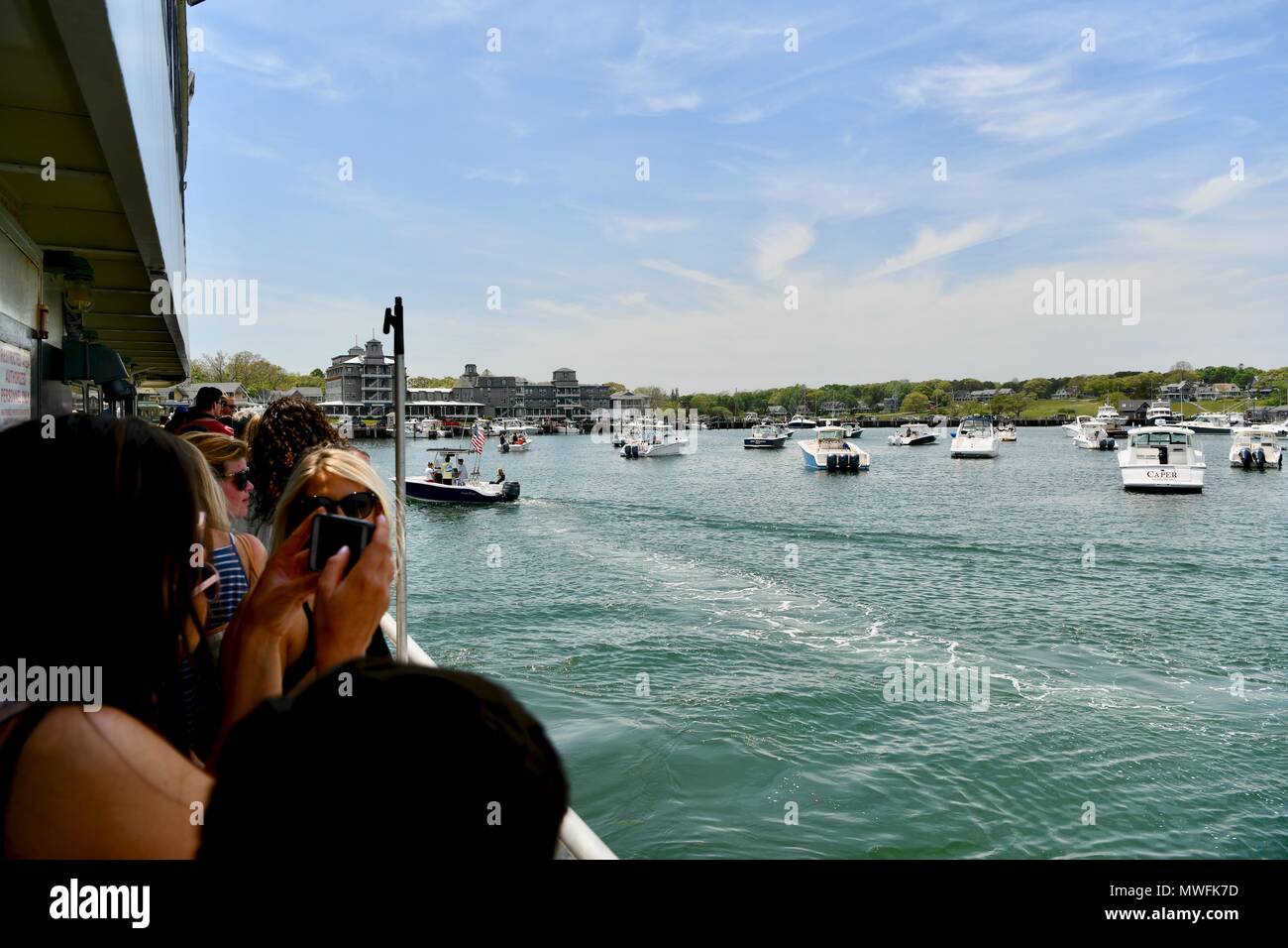 Touristen, die Fotos von der Fähre Schiff der Hafen in Martha's Vineyard, Massachusetts, USA Stockfoto