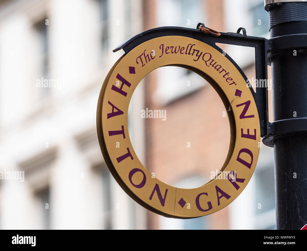 Hatton Garden Förderung Zeichen in der Form eines goldenen Ring - Hatton Garden ist London's Diamanten und Schmuck Bezirk Stockfoto