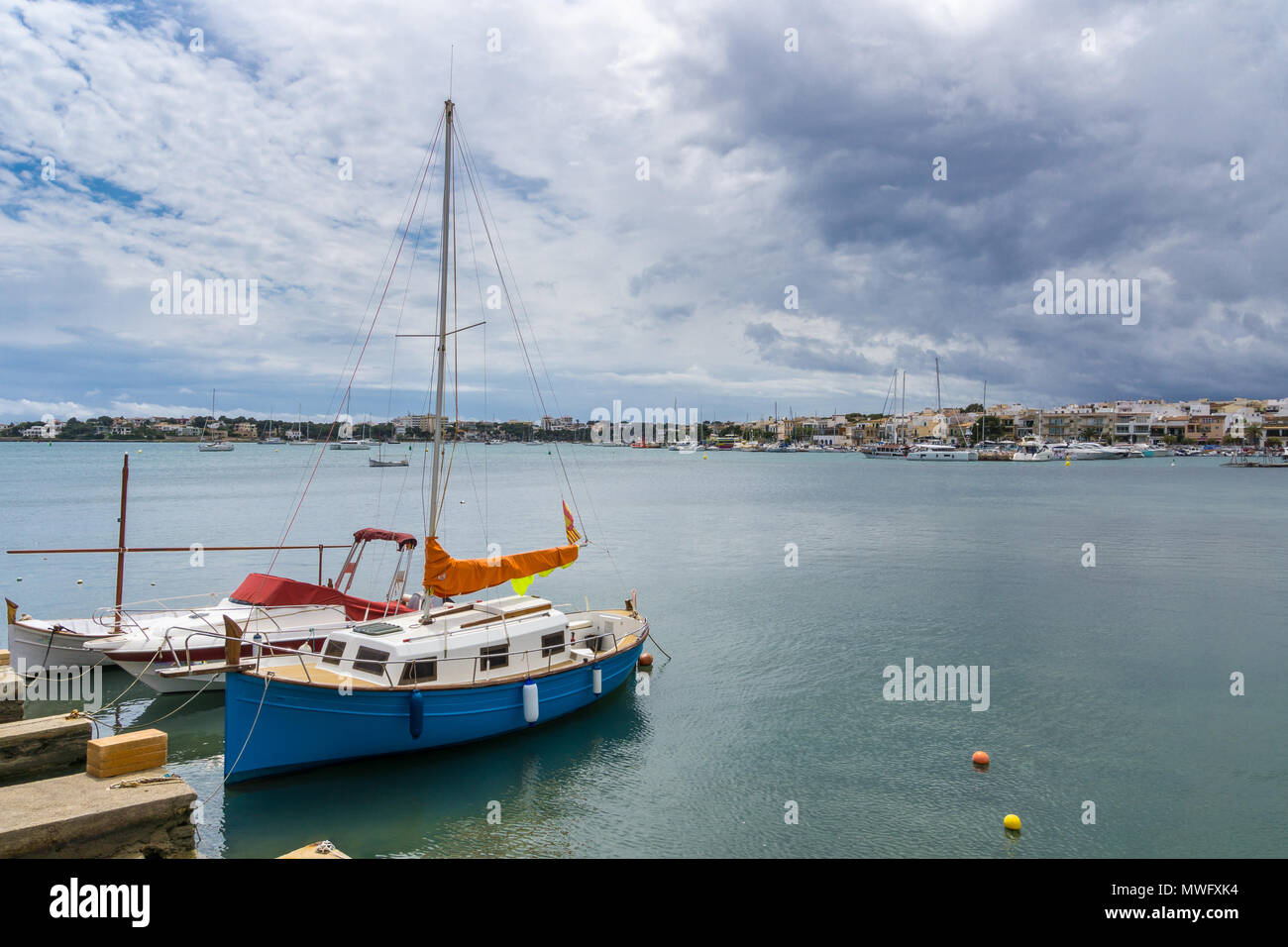 Mallorca, ursprünglichen natürlichen Hafen von Porto Colom mit zahlreichen Fischerboote Stockfoto