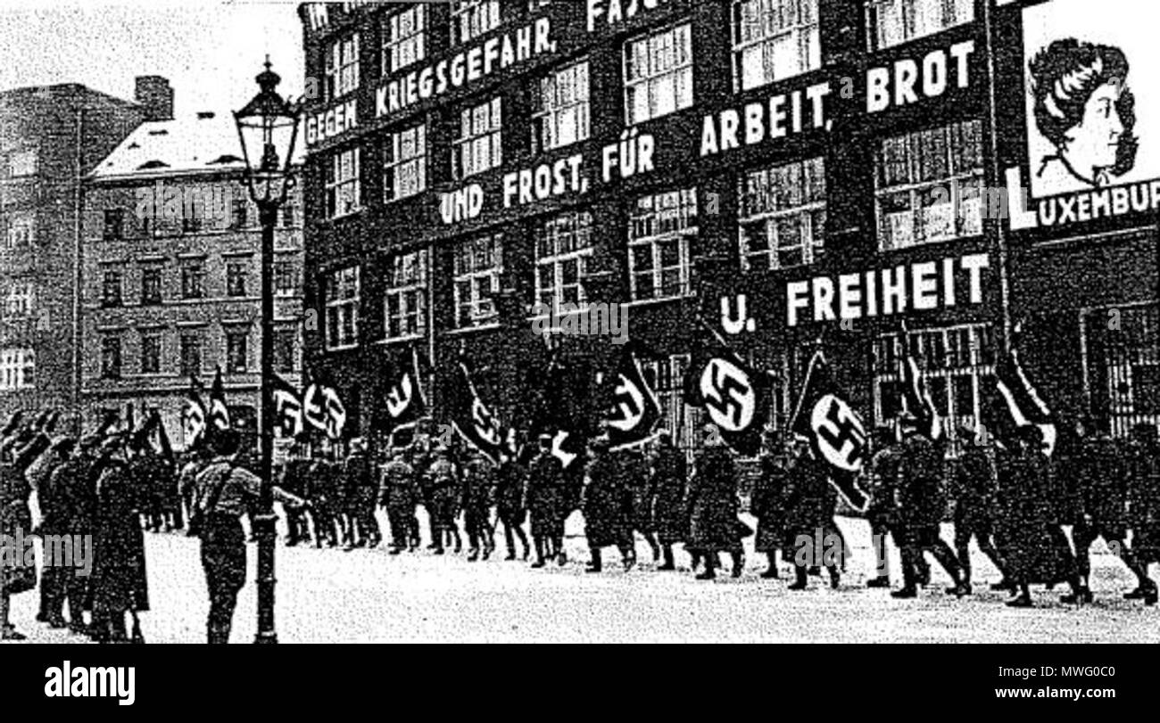 . English: Sterben SA. demonstriert am 22. August 1933 vor dem Karl-Liebknecht-Haus mit dem Bulowplatz in Berlin. 22. Januar 1933. Sennecke 335 Karl-Liebknecht-Haus SA Stockfoto